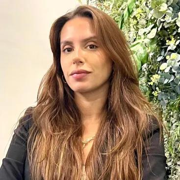 Julia Tostes